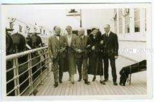 Dr. Hans Luther, ehemaliger Reichskanzler und späterer Botschafter in Washington, D.C., mit weiteren vier Passagieren über das Deck des Hochseepassagierdampfers "Bremen" schlendernd