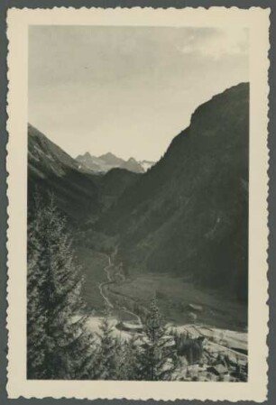 Fotografie eines Tales in den Alpen