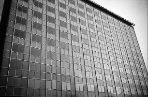 Baden-Oos; Baden-Baden: Verwaltungshochhaus; Fensterfront; Ausschnitt