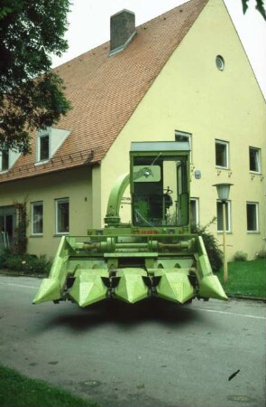 Feldhächsler mit Meisgebiß vor dem Gebäude des Instituts für Landtechnik