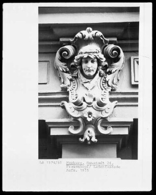 Frauenkopf über der Ladenfront