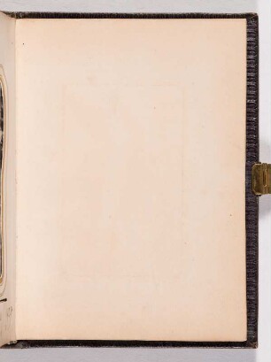 Leeres Blatt. Vorderseite : Fotoalbum der Familien Ahlsvede (Reick) und Schneidenbach. Ledereinband, geprägt mit Goldschnitt und Metallschließe; 14,7 x 11,5 x 3,5 cm (um 1890, bestückt ab 1926). Dresden: SLUB/DF 2017.A.355
