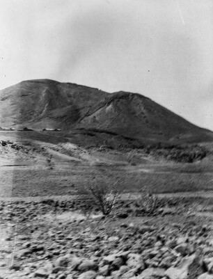 Vulkane : Blick über die Felder auf zwei Vulkane in der Nähe von Achada Furna.