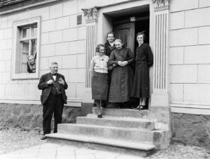 Schönlanke : Schönlanke (Trzcianka/Polen). Gruppenaufnahme vor dem Eingang eines Wohnhauses (vermutlich Angehörige der Familie des Fotografen)