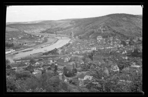 Blick über Luisenstraße, Mainspitze, Innenstadt und Burg ins Maintal