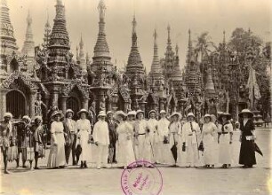 Rangun, Birma. Touristen und Wasserträger posieren vor der Shwedagon-Pagode