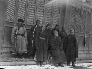 Gruppenportrait : Portrait einer Gruppe von Männern aus Zentralasien, vermutlich Mönche, im Tian Shan Hochgebirge