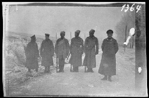 bei Illawcze (=Ilavche, Ukraine) am Dometscherposten: 6 russische Soldaten und Offiziere mit Schirmmützen und Kosakenmützen auf einer verschneiten Landstraße ("russische Parlamentäre: Garde-Regiment Ismailowski, Hauptmann Kilew")