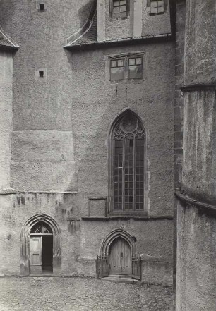 Schloss Rochsburg, Hof mit Eingang zum Bergfried (links) und zur Schloskapelle (rechts)