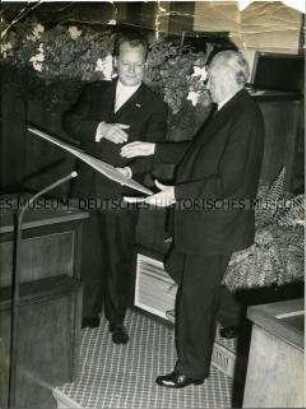 Konrad Adenauer erhält die Ehrenbürgerwürde Berlins
