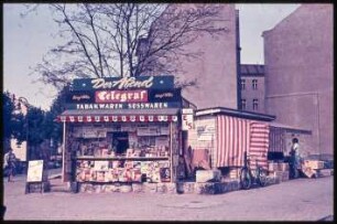 Eckkiosk mit Zeitungen, Tabak- und Süßwaren