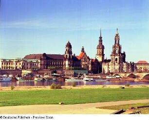 Kathedrale : Blick vom Neustädter Ufer über die Elbe gegen Brühlsche Terrasse mit Sekundogenitur, Ständehaus, Georgenbau und Hausmannsturm des Schlosses, Kathedrale und Augustusbrücke