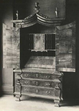 Schreibschrank : Schreibschrank. Nussbaum furniert,Spiegeltüren (1720/1730). Moritzburg, Schloss, Vorrat