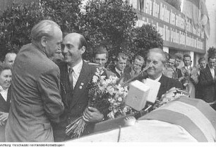Dresden. Tag der Internationalen Brigaden. Heinrich Rau (Spanienkämpfer, Offizier der Internationalen Brigaden, Mitglied der DDR-Regierung) (2. von rechts), Juli 1952