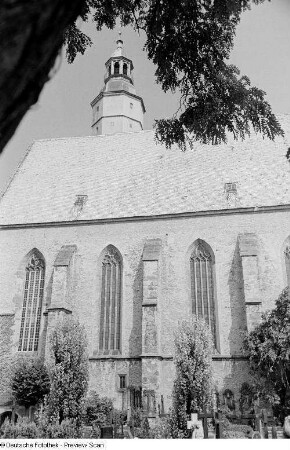 Südseite des Chores der Hauptkirche Sankt Marien sowie Grabmale auf dem Hauptfriedhof