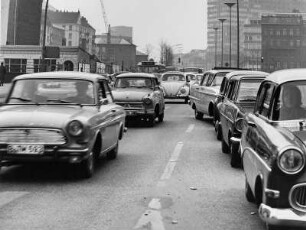 Hamburg. Bereits Mitte der 1950-ger Jahre - Auswirkung der Motorisierung. Ausfallstraßen sind bereits da häufig verstopft