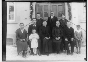 Primizfeier Benzinger 1931; Gruppenbild Familie des Neupriesters vor dem Elternhaus