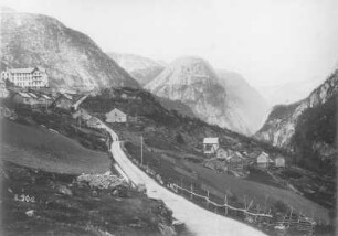 Berglandschaft mit Siedlung und Stahlheim-Hotel, im Mittelgrund Fördalshut (Berg mit Rundgipfel) : Stalheim, Norwegen. Blick entlang der Straße Stalheimskleivi gegen Berglandschaft mit Siedlung und Hotel Stalheim, im Mittelgrund Jordalsnuten (291 m)