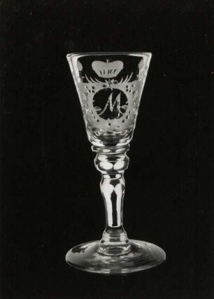 Kelchglas mit Monogramm "M". Dresden, um 1770. Glas (farblos), Schliff, Matt- und Klarschnitt. Dresden: Kunstgewerbemuseum 41529
