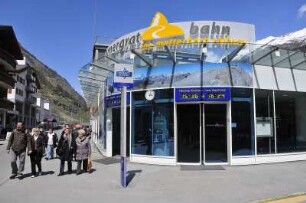 Zermatt - Eingang zur Talstation : Der Bahnhofseingang zur Talstation der Gornergratbahn, aufgenommen am 17. Mai 2010 in Zermatt