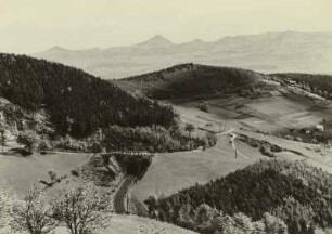 Böhmen. Blick vom Niklasberger Kreuz nach Südwesten. Im Hintergrund das Böhmische Mittelgebirge mit Kletschen (705 m, links) und Milleschauer (835 m, Mitte)