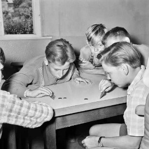 Hadamar (Landkreis Limburg-Weilburg). Aufenthaltsraum im Bahnhofsgebäude. Kinder beim Spiel
