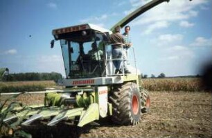 Fotografie: Erntetechnik, Feldhäcksler selbstfahrend, Maisgebiss