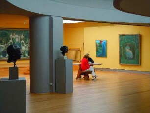 Worpswede - Bilderausstellung in der Kunsthalle : Besucher in der Kunsthalle. Aufgenommen im Künstlerdorf Worpswede am 3. August 2011