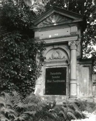 Schwarzenberg. Friedhof. Wandgrabmal der Familie Max Kunstmann. Sandstein, Diorit, um 1895