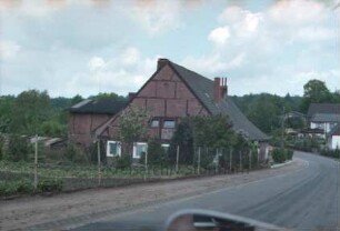 Bauernhaus: Giebelseite umgebaut: rechts Traufseite an Straße