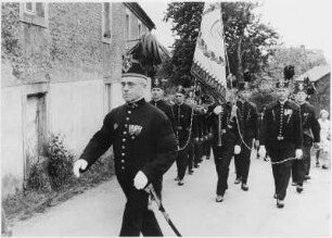 Bergbier-Fest 9. Juli 1938. Bergparade mit Knappschaftsfahne, Spitze des Festzuges mit Oberbergrat Hartung : Freital-Zauckerode. Bergbier-Fest 9. Juli 1938. Bergparade mit Knappschaftsfahne, Spitze des Festzuges mit Oberbergrat Hartung