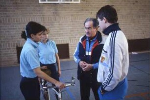 Frankfurt (Main), Otto-Fleck-Schneise 4. Deutsche Sportschule, Sporthalle. Technische Unterrichtung durch den Trainer Heinz Pfeiffer