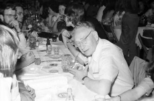 25. Jubiläumstagung 1975 Medizin; Lindau Studentenabend: Studenten mir Sir Bernard Katz