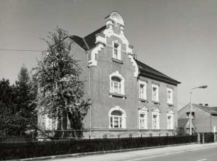 Ottendorf-Okrilla, Wohnhaus : Ottendorf-Okrilla. Wohnhaus (um 1900), Königsbrücker Straße 25. Straßenansicht mit Einfriedung