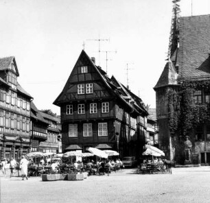 Quedlinburg, Hoken 1. Wohnhaus mit Laden (2. H. 16. Jh.). Giebelansicht (vom Markt)