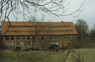 Drahtmühle: Frontseite(Süden) mit Holzstapeln davor