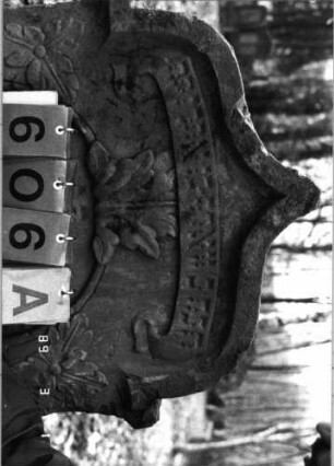 Grabstein 606 (Index: 99753119) Material: Sandstein Zustand: leicht verwittert Maße HxBxT: 113x65x11 cm Beschreibung: eingezog. Kielbogenabschl. , Schriftfeld eingetieft m. eingezog. Rundbogenabschluß Symbolik: Blätter, Schriftband: Grabstein 606A