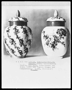 Deckelvase mit roten Rosen und bunten Blumen und Purpurmosaik