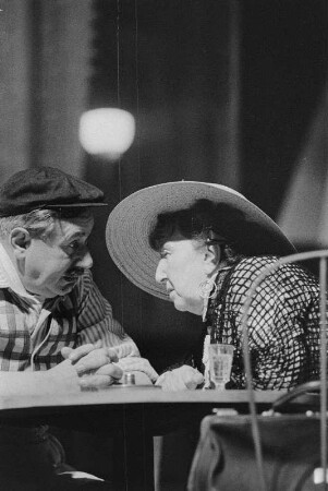 Szenenbilder aus "Zum goldenen Anker" von M. Pagnol, mit U.Thein als Marius u. a., Kammerspiele (Deutsches Theater), Berlin, 12.10.1956