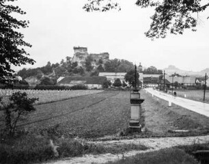 Burgruine Pürstein : Dorf Pürstein (Perstejn/Tschechische Republik). Blick zur Burgruine