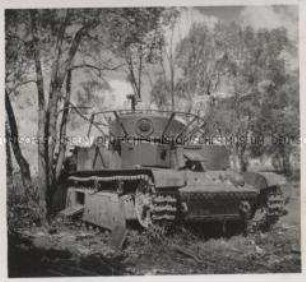 Wehrmachtssoldaten, Nach der Zerstörung, Zerstörter russischer Panzer