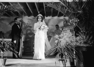Bukarest: Modenschau: Brautkleid