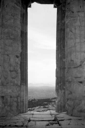 Athen: Akropolis, Ausblick durch Portal des Parthenon