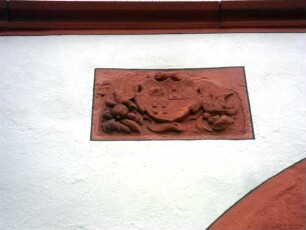 Stadtbefestigung - Steinheimer Torturm-Durchfahrt von Stadtseite - Kartusche mit Wappenrelief links oberhalb Gewändebogen