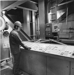 Eilenburg, Dübener Landstraße. VEB Betonwerk Laußig, Betriebsteil Betonwerk Eilenburg. Werkhalle (Teilansicht). Arbeiter am Schaltpult