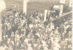 Menschen an Deck eines Schiffes