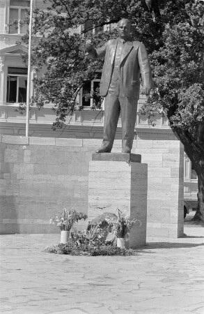 Thälmanndenkmal : Thälmanndenkmal. Bronze; Höhe 170 cm (Statue) (1958; W. Arnold). Weimar, Platz der 51.000