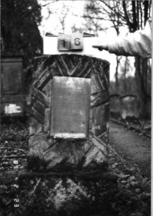 Grabstein 16 (Index: 99751709) Material: Sandstein, weiße Marmorplatte Zustand: gut Maße HxBxT: 111x49x21 cm Beschreibung: Stele, rustica, Segmentbogenabschluß, rechteckige Schriftplatte: Grabstein 16