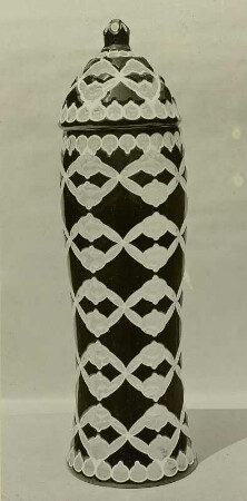 Deckelglas : Deckelglas, Haida, weißer und schwarzer Überfang. Verwalter, Kunstgewerbemuseum Dresden