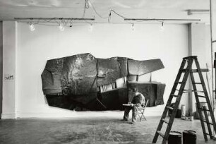 Der Bildhauer Roger Molomey in seinem Atelier